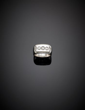 Anello a fascia in oro bianco con cinque diamanti rotondi taglio a brillante,...