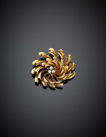 Spilla in oro giallo con foglie a raggiera in oro giallo ed al centro dei...