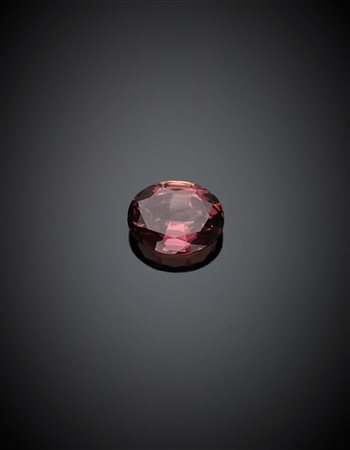 Corindone rosso bruno ovale sfaccettato, lievemente cangiante di ct. 3,47....