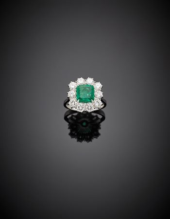 Anello in oro bianco, diamanti rotondi e smeraldo ottagonale di ct. 1,90...