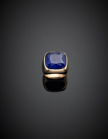 Anello in oro rosa con grande gemma composta da cristallo di rocca e zaffiro,...