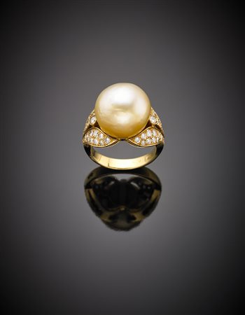 Anello in oro giallo e diamanti a tenere perla a bottone bianca con sfumatura...