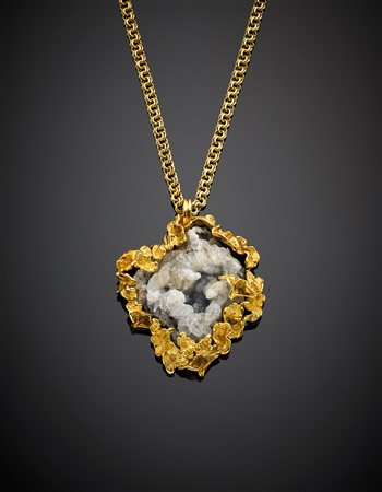 DE VECCHIPendente in oro giallo con geode di quarzo ialino e catena di...