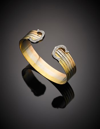 Bracciale tipo ﾓCartierﾔ in oro giallo, bianco e rosso, rifinito in diamanti,...