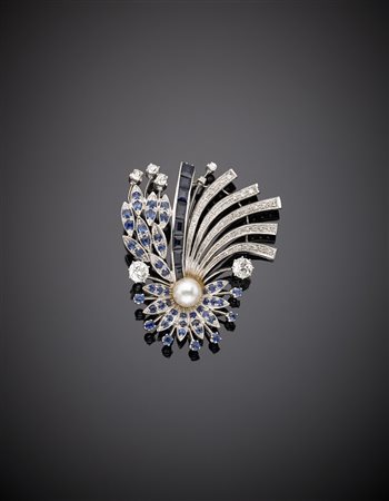Broche in oro bianco, diamanti, zaffiri e perla centrale a guisa di fiore con...