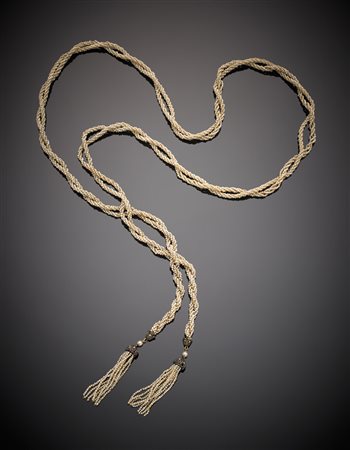 Saliscendi intrecciato di micro perle naturali terminate a nappa, rifinite...