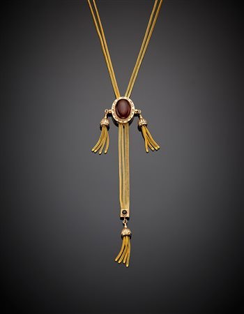 Saliscendi in oro giallo e rosa con gemma bordeaux scura ovale, cabochon e...