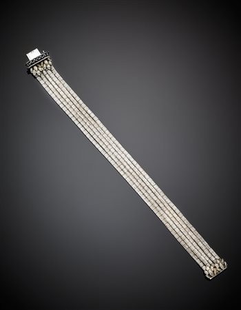 Bracciale in oro bianco lucido e satinato a cinque fili con piccoli zaffiri,...