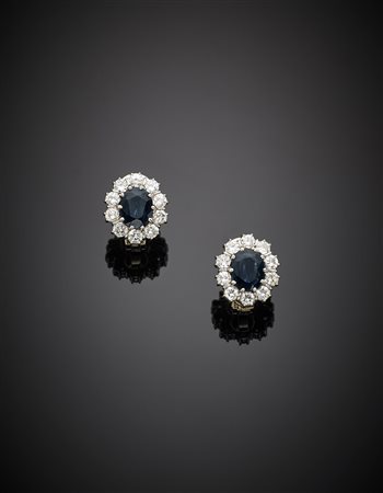 Orecchini a lobo con perno e clip in oro bianco, zaffiri ovali, per...