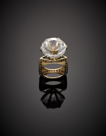 Anello in oro giallo sabbiato con quarzo rotondo, diamanti neri e incolori, g...