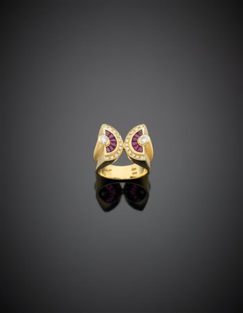 Anello geometrico in oro giallo con diamanti rotondi e rubini tapered g 11,90...