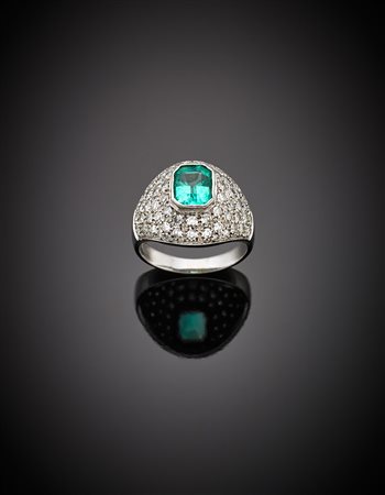 Anello a fascia bombata in oro bianco con pavè di diamanti taglio huit-huit e...