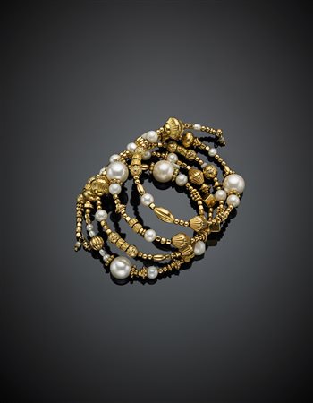 Bracciale elastico a quattro giri in oro giallo con perle, perle di vasca ed...