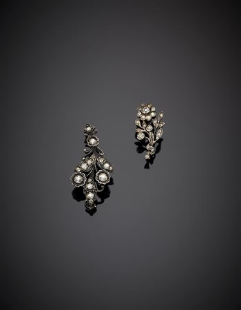 Due spille in argento e paste vitree a guisa di fiori, complessivi g 6,5. Two...