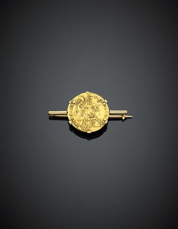 Spilla in oro giallo con al centro moneta "antica", g 7, lungh. cm 4, diam....