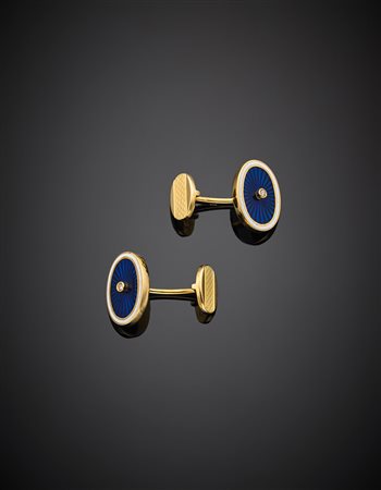 Gemelli in oro giallo, smalti bianchi e blu guillochè centrati da un...