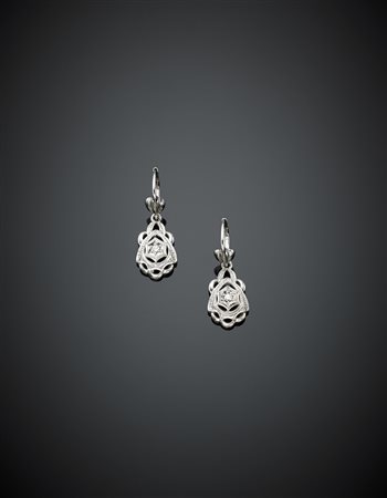 Orecchini pendenti in oro bianco rifiniti con diamanti, g 5,30, lungh. cm 3...