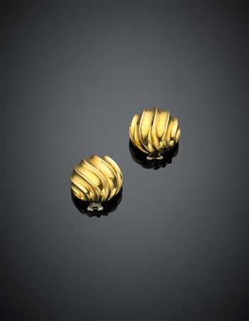 POMELLATOOrecchini rotondi in oro giallo con nervature g 28,90, diam. cm 2,3....