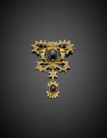 Spilla in oro giallo con micro perle e granati cabochon g 9,48, lungh. cm 6,...