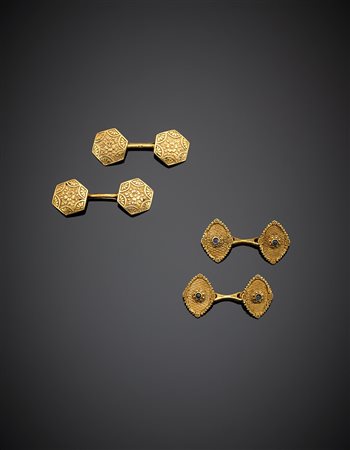 Due paia di gemelli in oro giallo cesellato, il primo con zaffiri cabochon,...
