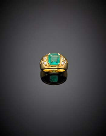 Anello in oro giallo con diamanti e smeraldo ottagonale di ct. 2,50 circa, g...