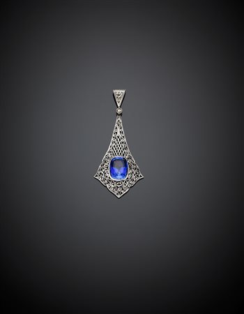 Pendente in oro bianco traforato con al centro uno zaffiro sintetico forma...