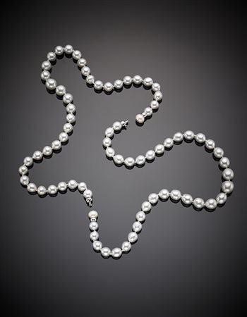 Lotto di due collane di perle South Sea bianche con sfumatura argentea, le...