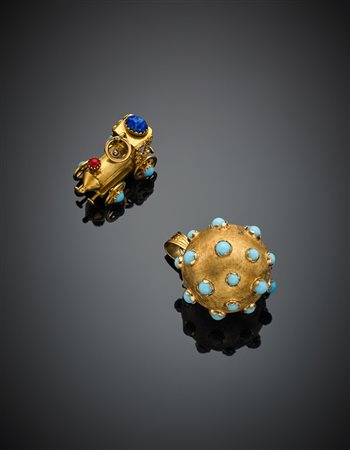 Due charms in oro giallo zigrinato e boules di turchese uno a forma di...
