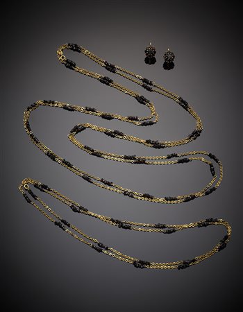 Lotto in oro giallo composto da due collane lunghe con distanziatori in...