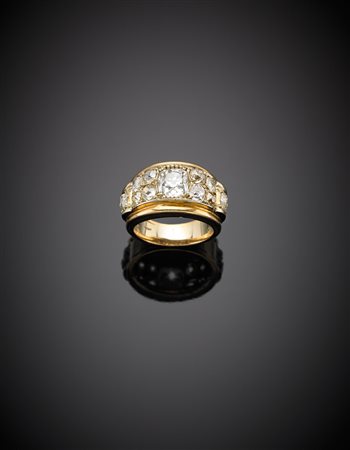 Anello in oro giallo e bianco con dodici diamanti di forma rotonda e a...