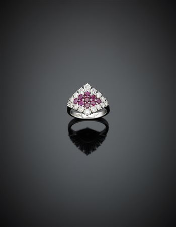 Anello in oro bianco con diamanti e rubini rotondi, g 6,40 misura 15/55.White...