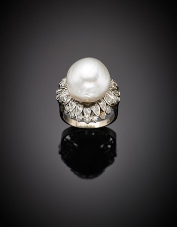 Anello a guisa di fiore in oro bianco 585/1000 con diamanti a contornare una...