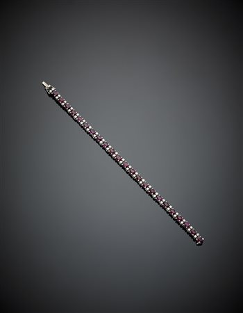 Bracciale in oro bianco con rubini ovali e diamanti, g 20,55, lungh. cm 18,50...