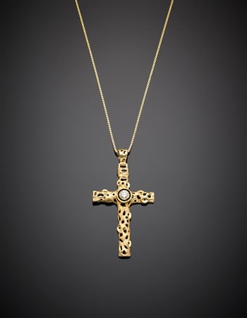 Catenina con croce in oro giallo e diamante di ct. 0,50 circa, g 16,41,...