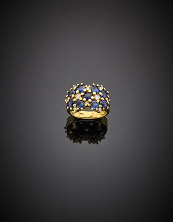 Anello in oro giallo con diamanti rotondi e zaffiri ovali, per complessivi...