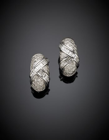 Orecchini con perno e clip in oro bianco, pavè di diamanti rotondi e motivo a...