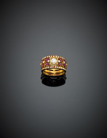 Anello in oro giallo con diamanti rotondi e rubini navette a contornare un...