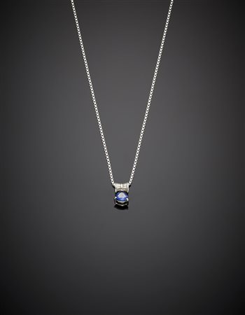 Catenina con pendente in oro bianco, diamanti tapered e zaffiro a goccia, g...