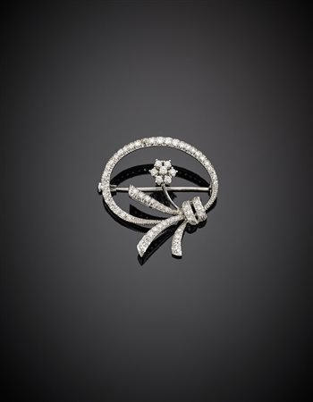 Spilla in oro bianco con diamanti rotondi, g 8,82, lungh. cm 3,50 circa....