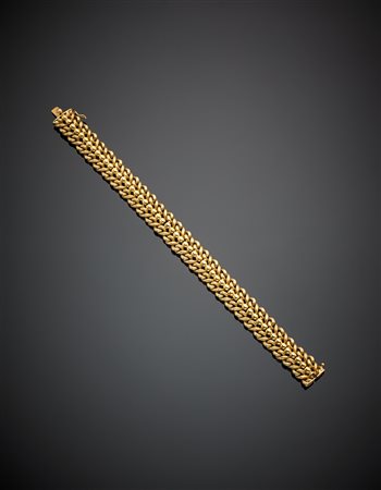 Bracciale in oro giallo a moduli rigati e annodati g 24,70, lungh. cm 18,50,...