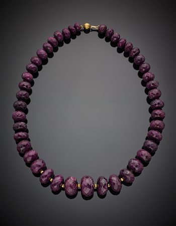 Collana con grandi rubini a boule sfaccettate da mm 24.85 a mm 13.83 a...
