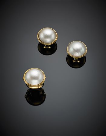 Demi-parure composta da orecchini ed anello in oro giallo con perle mabè...