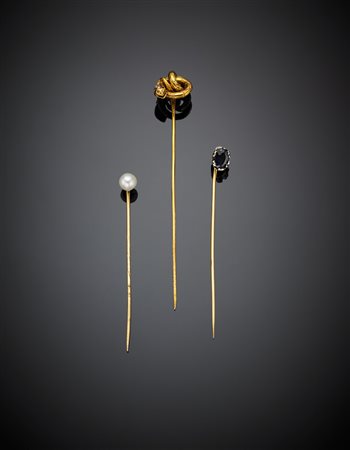 Lotto di tre spilloni in oro giallo, uno a guisa di serpente con microperla e...