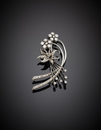 Broche floreale in oro bianco e diamanti, g 13,98, lungh. cm 5,70 circa.White...