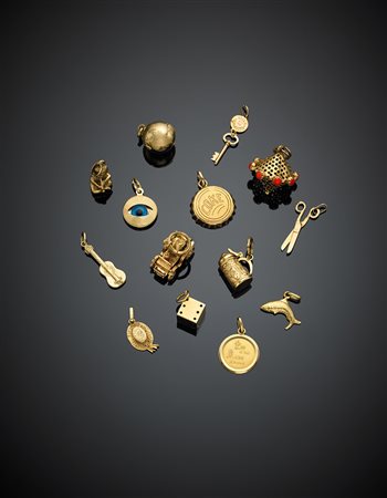 Gruppo di quattordici charms in oro giallo g 44,20.Lot of fourteen yellow...