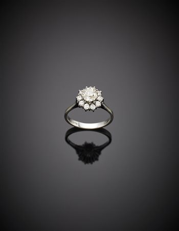 Anello in oro bianco a fiore con al centro un diamante rotondo taglio old...