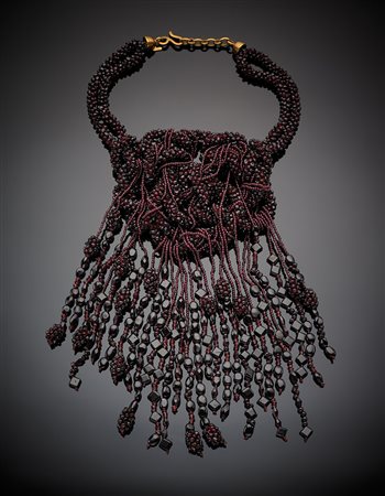 Grande collana intrecciata con frangia di pendenti di granati lisci e...
