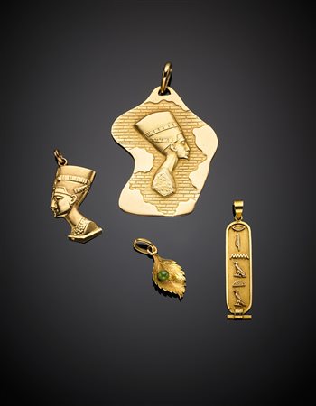 Lotto di tre pendenti in oro giallo a soggetto egizio e piccolo pendente a...