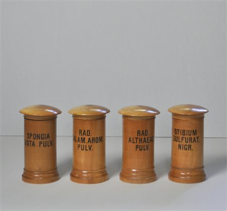 4 Behältnis für Arzneien, 1900 ca.;Holz, beschriftet, Höhe je 15 cm 4...