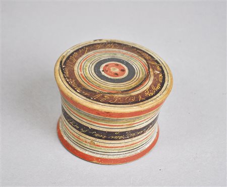 - Holzdose, 1850;Holz bemalt, Höhe 6 cm, Breite 8 cm Datiert
